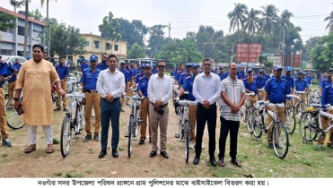নওগাঁর গ্রাম পুলিশরা পেলো বাইসাইকেল